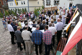 Fronleichnamsprozession durch die Straßen von Naumburg (Foto: Karl-Franz Thiede)